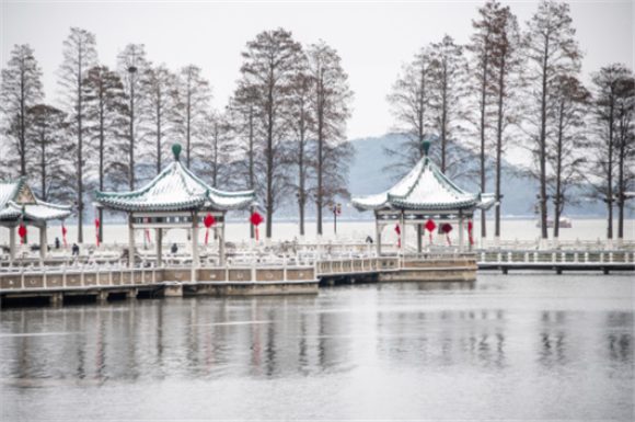 1月15日，游客在东湖边游玩。新华社记者 伍志尊 摄