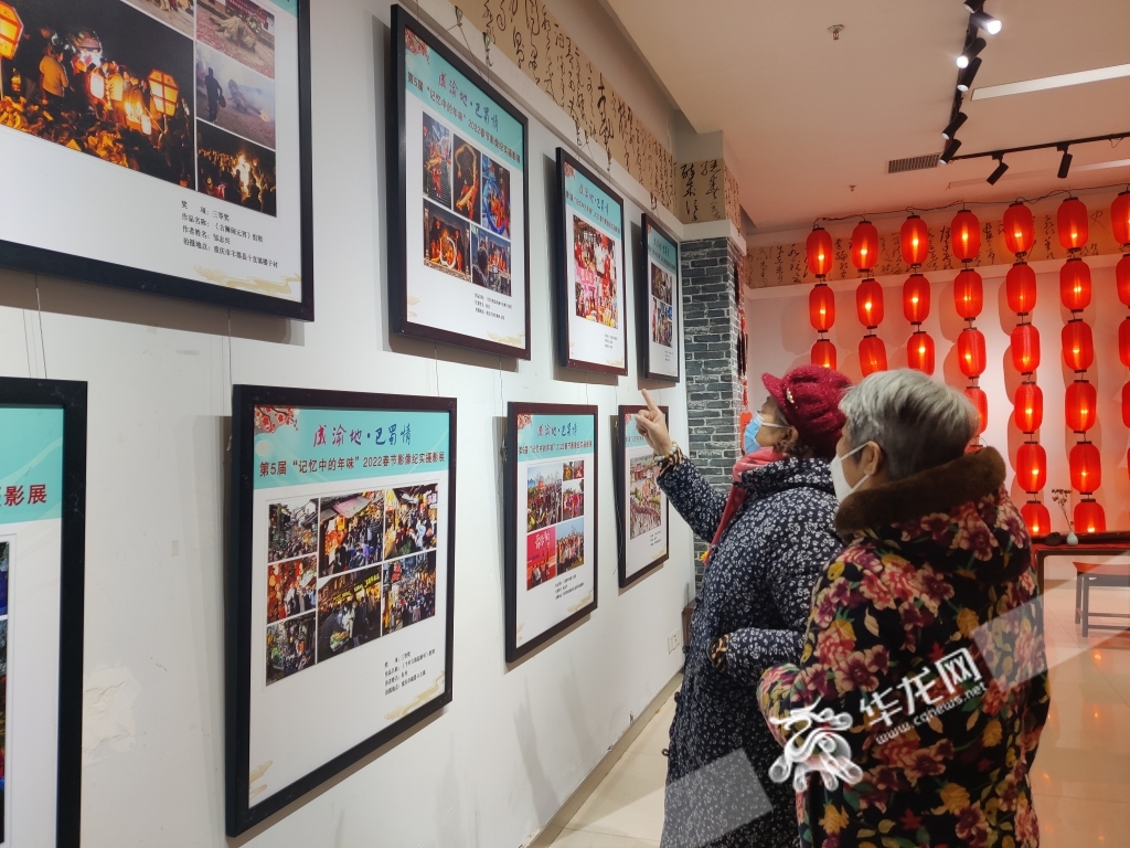 市民驻足欣赏展出的摄影作品。华龙网–新重庆客户端 林红 摄
