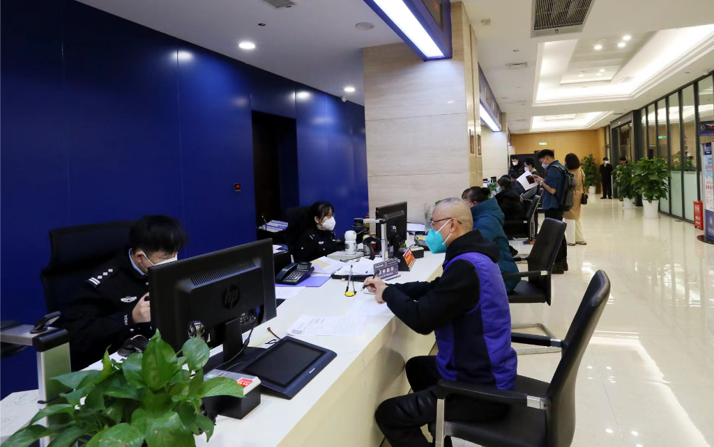Citizens conduct business in an orderly manner. (Photo provided by the police)