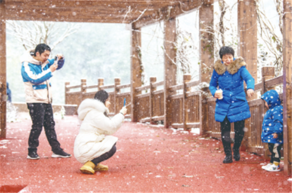 2023年的第一场雪，当然要打卡拍照。记者 侯本艳 摄