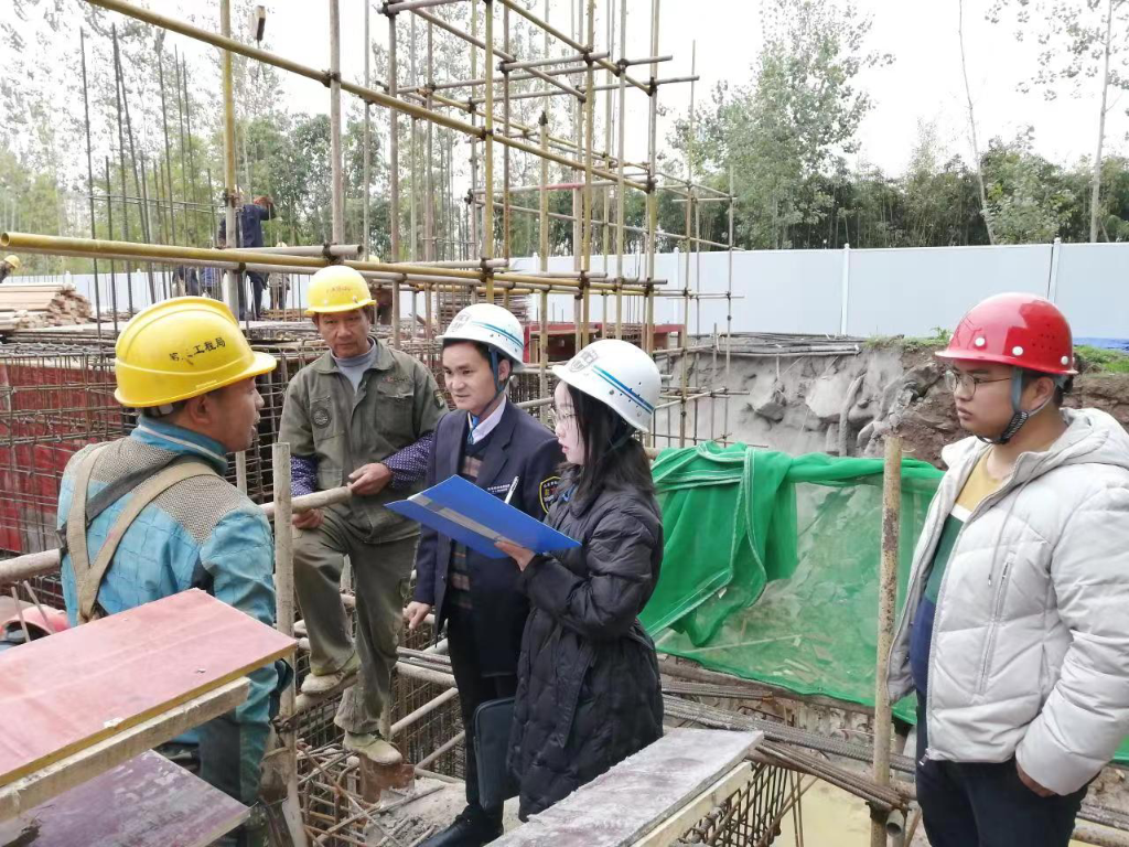 重庆市人力社保局工作人员正在摸查欠薪情况。重庆市人力社保局 供图