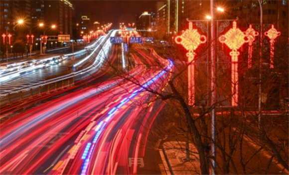 北京木樨地桥和复兴门外大街两侧的“中国结”灯饰（1月14日摄）。新华社记者 陈晔华 摄