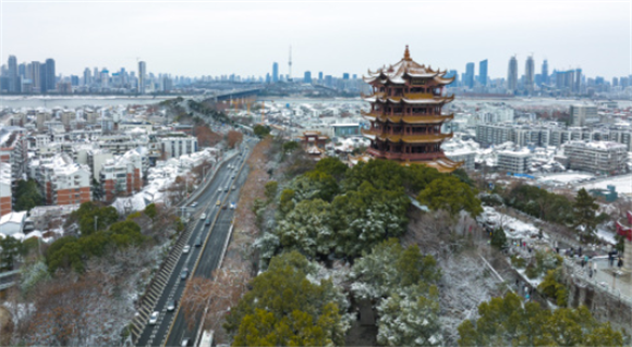 1月15日拍摄的武汉黄鹤楼景区雪景（无人机照片）。新华社记者 肖艺九 摄