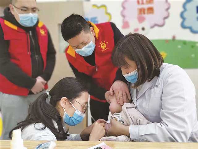 永川区妇幼保健院儿保科党支部到福利院开展义诊活动。