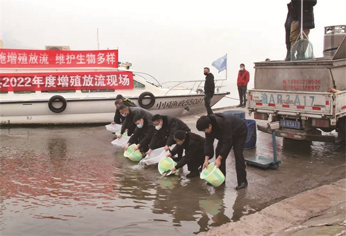 集中增殖放流活动现场。记者 冉冉 摄