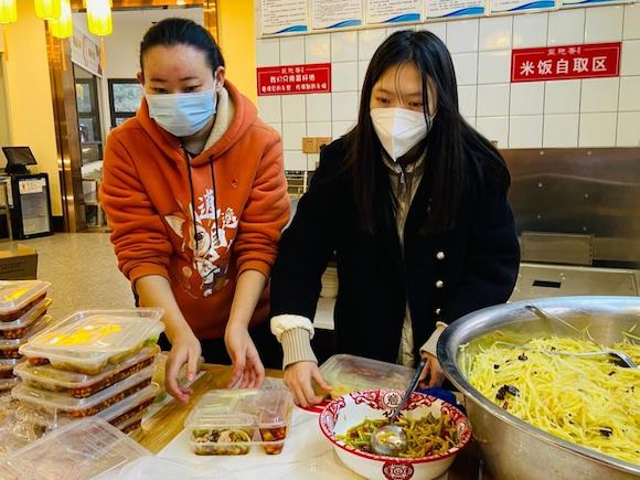 青年志愿者将爱心午餐打包装袋。涪陵区委组织部供图 华龙网发