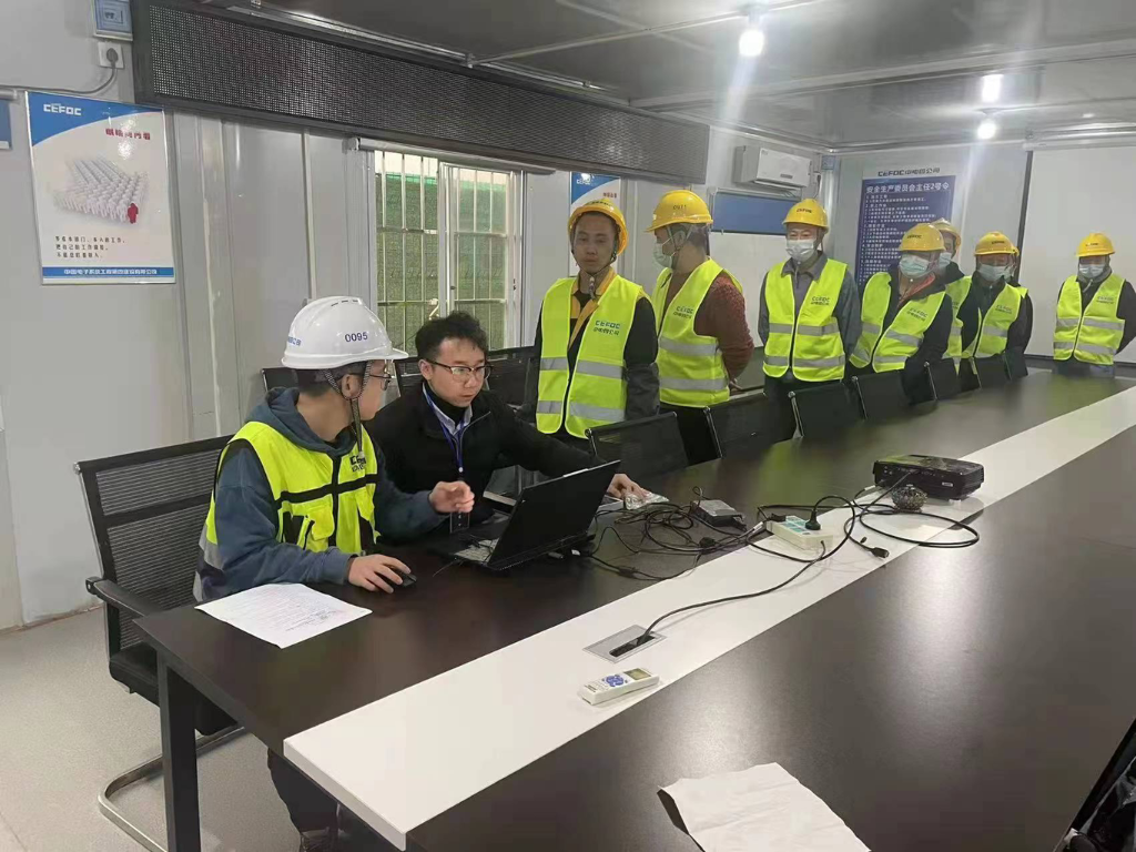 工作人员正在企业内沟通。重庆市人力社保局 供图