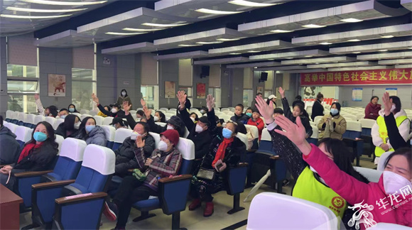 辖区居民踊跃参与问答。华龙网-新重庆客户端记者 王庆炼 摄