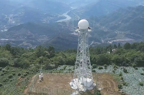 新建的醉美武隆东山雷达站，结束了当地存在雷达监测盲区的历史。重庆市气象局供图