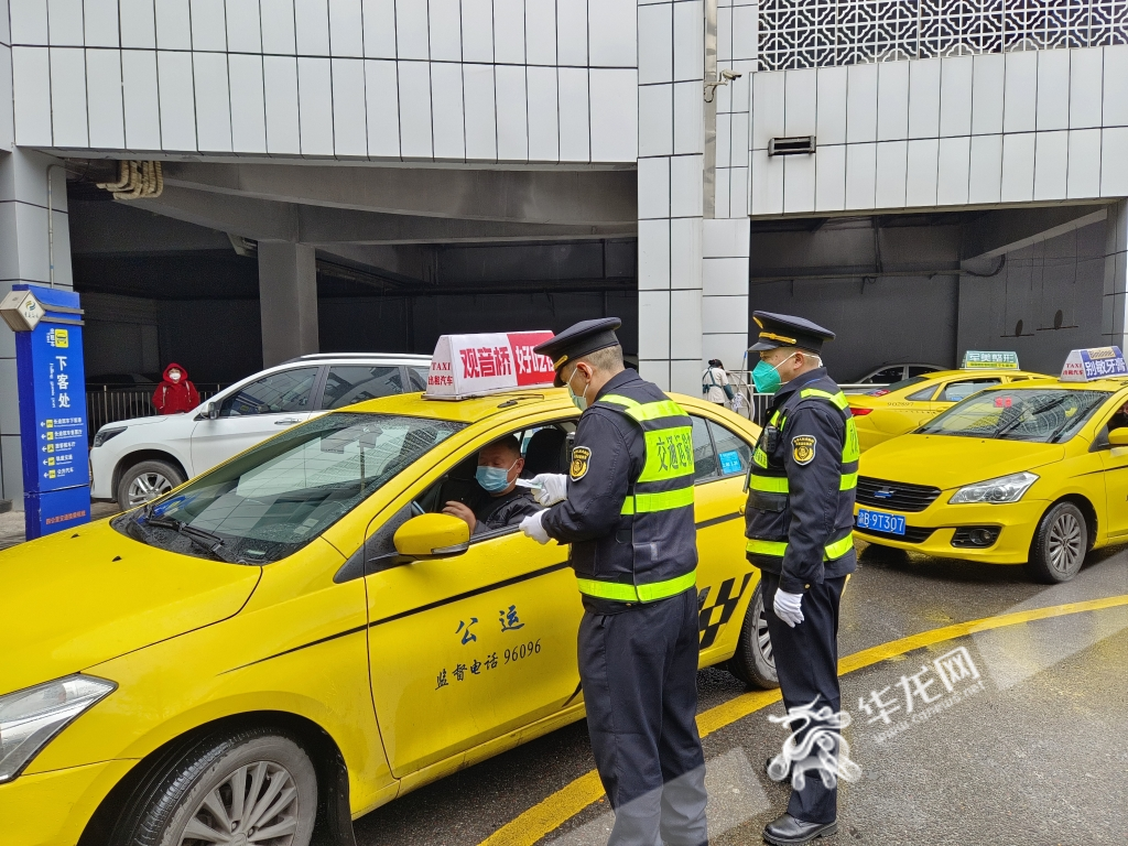 执法队员对巡游出租车进行检查。华龙网-新重庆客户端记者 刘艳 摄