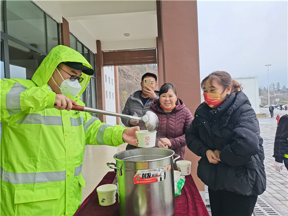 给旅客提供免费暖心热饮（王小伟 摄）