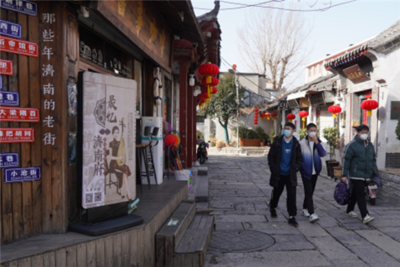 1月18日，人们在济南曲水亭历史文化街道游览。新华社记者 朱峥 摄