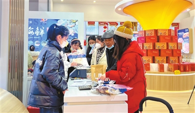 近日，中国西部预制菜之都，市民在采购年货。记者 王小玉 摄