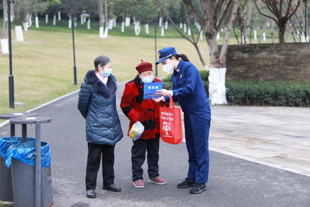 消防宣传人员向老年人宣传消防知识。两江新区消防救援支队供图 华龙网发