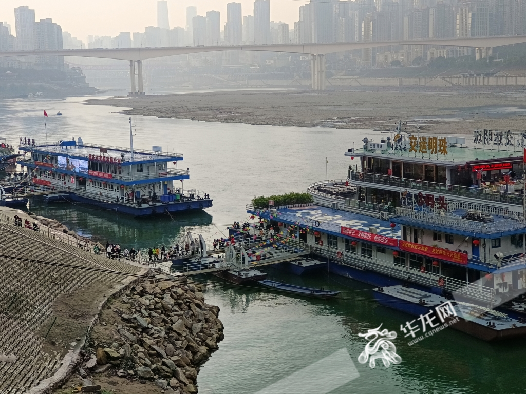 1月18日，不少游客在洪崖洞码头乘坐轮渡。华龙网-新重庆客户端记者 刘艳 摄