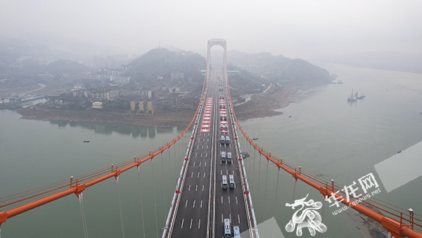 郭家沱长江大桥是国内已建成的最大跨度路轨两用钢桁梁悬索桥。华龙网-新重庆客户端 首席记者 李文科 摄