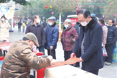 书法爱好者在为市民书写春联。