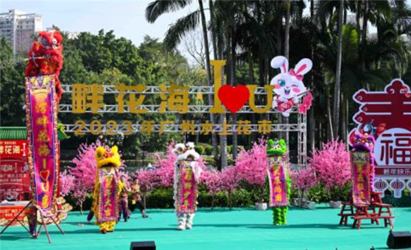 1月18日，艺人在水上花市启动仪式上进行醒狮表演。新华社记者 邓华 摄