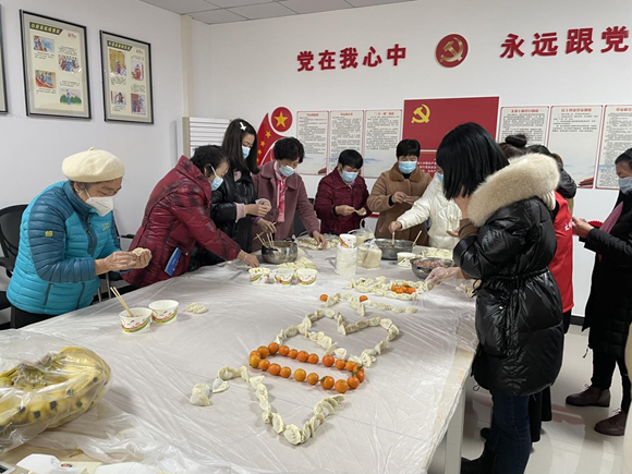 祥和路社区居民正在包饺子。仙桃街道办事处供图 华龙网发