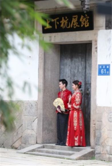 一对新人在福州上下杭历史文化街区拍照（1月16日摄）。新华社记者 姜克红 摄