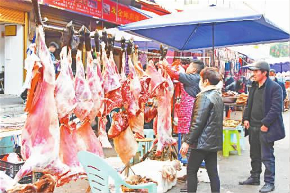 4新鲜羊肉吸引市民前来选购。记者 王忠虎 摄