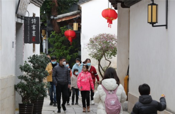 人们在福州三坊七巷历史文化街区游览（1月17日摄）。新华社记者 姜克红 摄