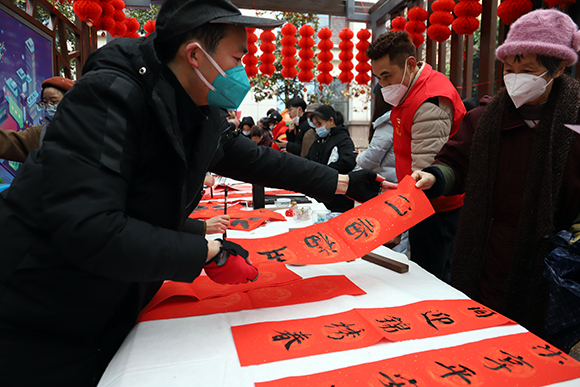 1书写春联送给辖区居民。通讯员 杨彦 摄