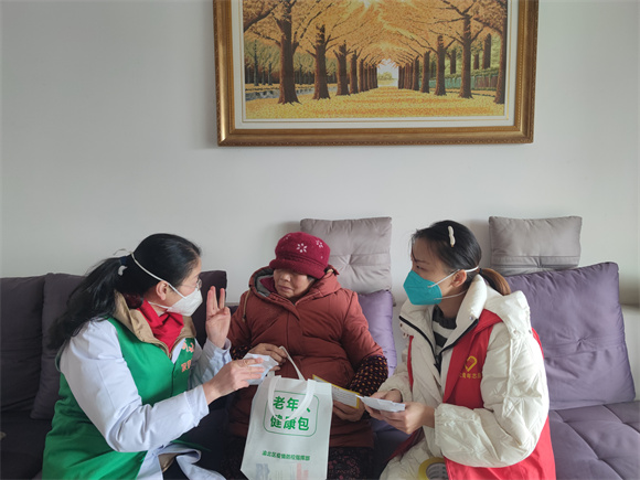 志愿者和家庭医生入户为辖区老人发“健康包”。王家街道办事处供图 华龙网发