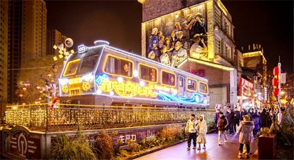 2流光溢彩的“时光列车”吸引不少游客驻足观看。罗建 摄