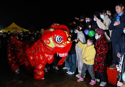 桂香天地·乐欢天景区，舞狮队在与小朋友互动。记者 熊伟 摄