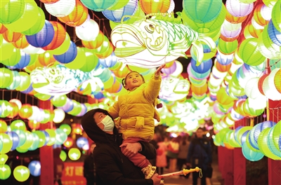 5桂香天地·乐欢天景区，家长带着小朋友在欣赏五彩花灯。记者 熊伟 摄