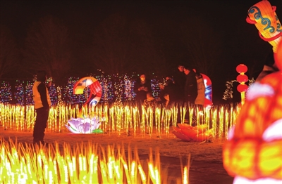 1桂香天地·乐欢天景区，游客在观赏多彩多姿的灯饰造型。记者 熊伟 摄