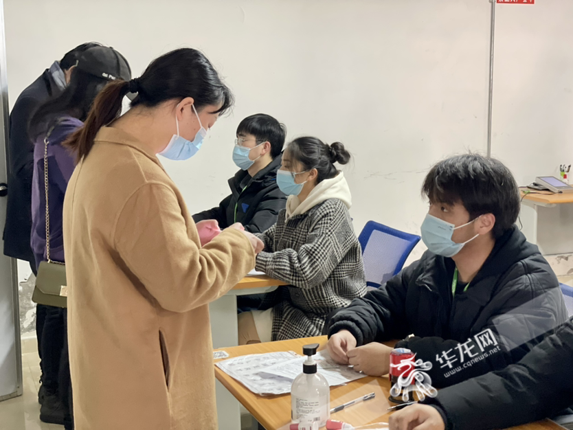 招聘会上企业正在对应聘者进行登记。资料图