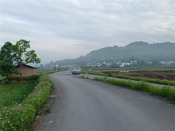 “村村通”农客行驶在宽阔乡村公路上。特约通讯员 蒋文友 摄