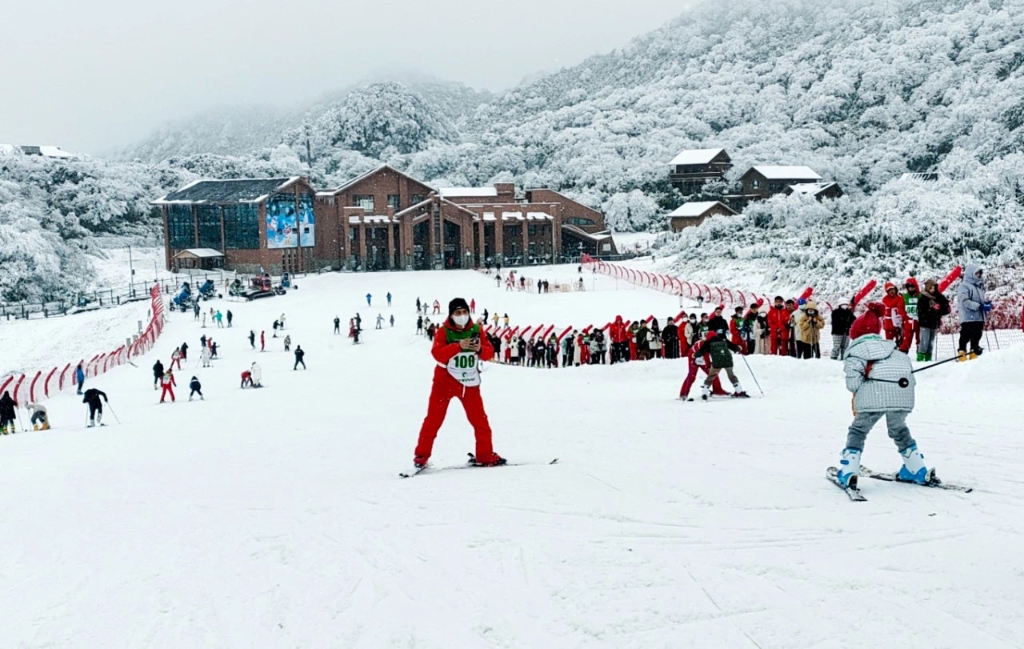 游客在金佛山景区滑雪。景区供图