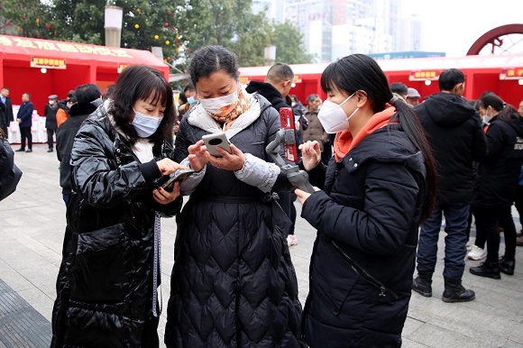市民现场积极抢购消费券。通讯员 张梦寒 摄