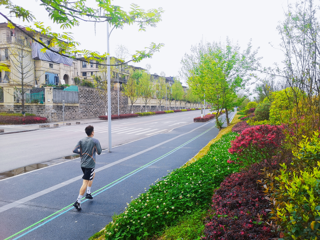 礼嘉山城步道，很多跑步爱好者在此活动。两江新区市政管护中心供图