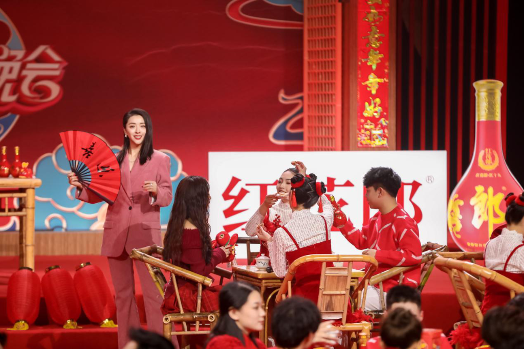 “川渝茶馆”掌柜黄小蕾登台表演。重庆广电集团供图