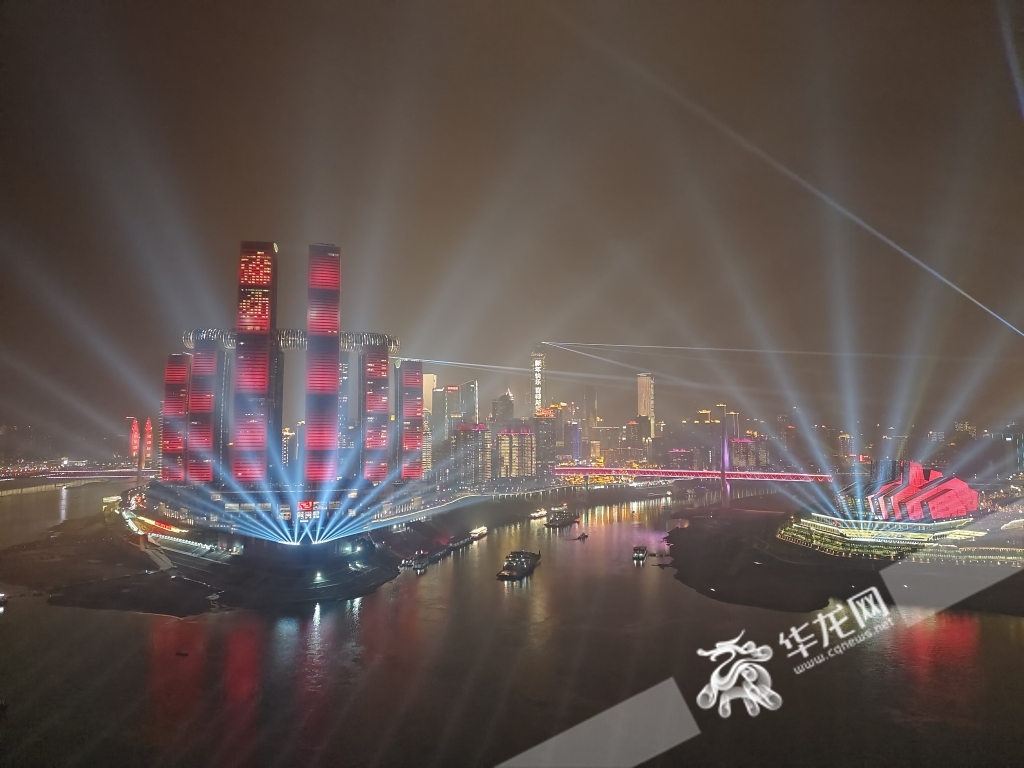 重庆两江交汇正在进行灯光秀，市民静待跨年焰火表演。华龙网-新重庆客户端记者 石涛 摄