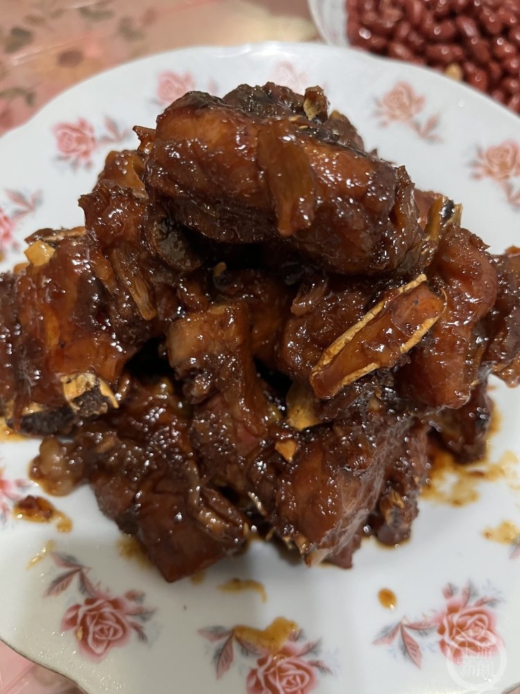 花800元请大厨上门做年夜饭 记者体验:买了53种商品 蒜要自己剥2