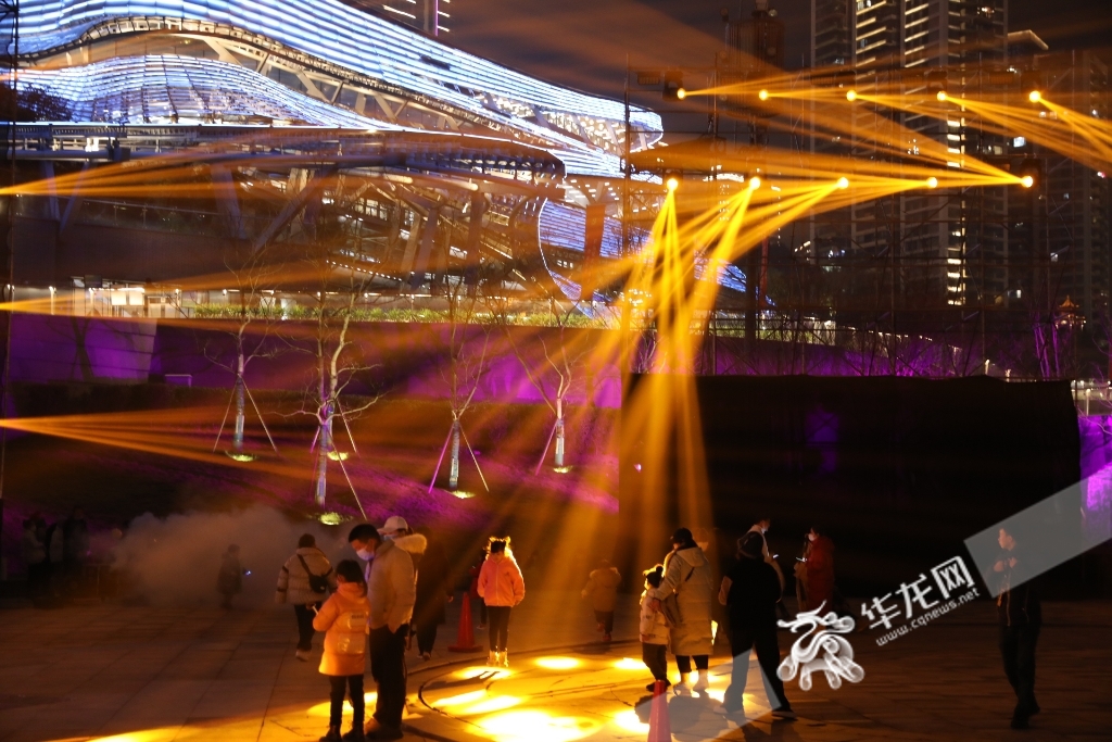 南滨路的灯光表演，吸引市民驻足观看。华龙网-新重庆客户端记者李文科摄