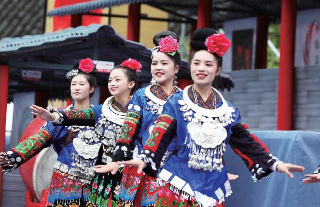蚩尤九黎城苗族姑娘正在表演苗族舞蹈。