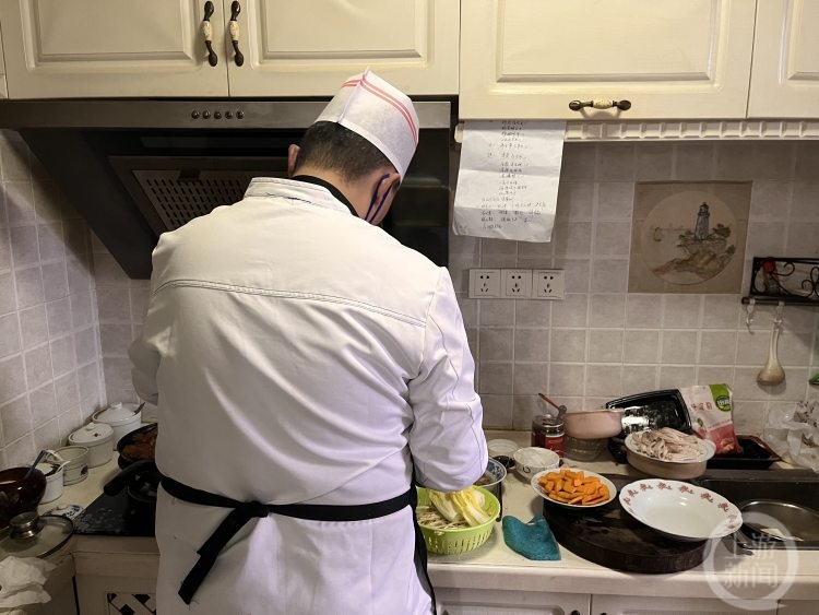 花800元请大厨上门做年夜饭 记者体验:买了53种商品 蒜要自己剥1
