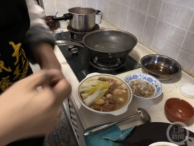 花800元请大厨上门做年夜饭 记者体验:买了53种商品 蒜要自己剥3