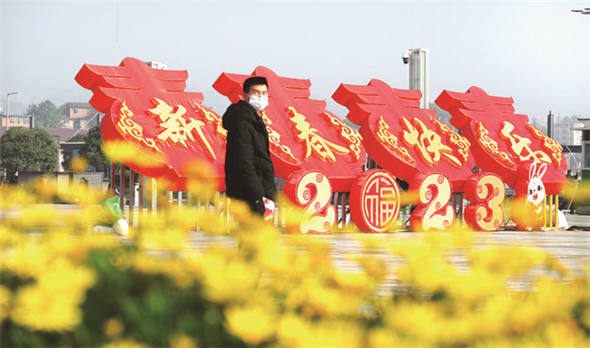 高铁北站南广场，新春装饰营造出浓厚的节日氛围。记者 骆勇 摄