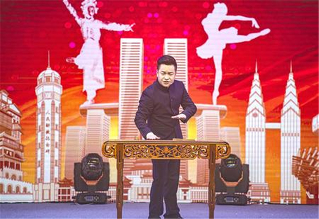 四川评书《英雄机长》。通讯员 李永文 摄