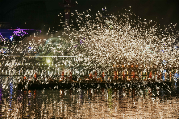 国家级非遗表演《铁水钢花》在欢乐谷中心湖面上演。重庆欢乐谷供图