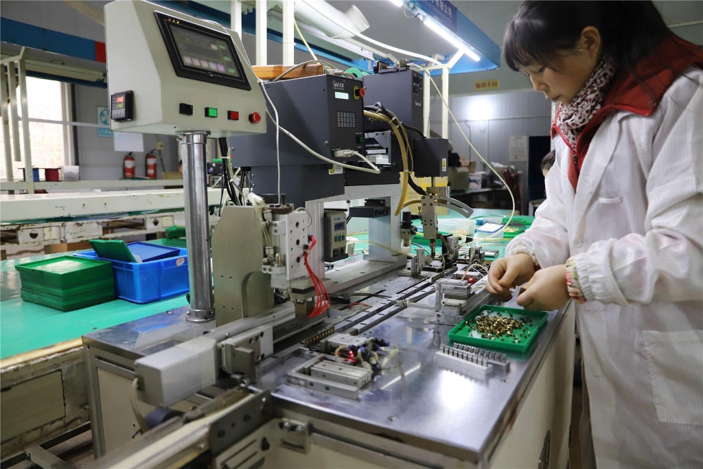 金特电子公司工人在生产加工电子产品。记者 刘冲 供图