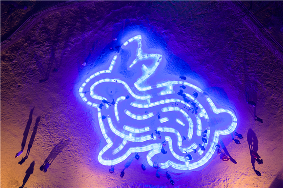 哈尔滨冰灯艺术游园会园区内的冰迷宫（无人机照片）。新华社记者 张涛 摄