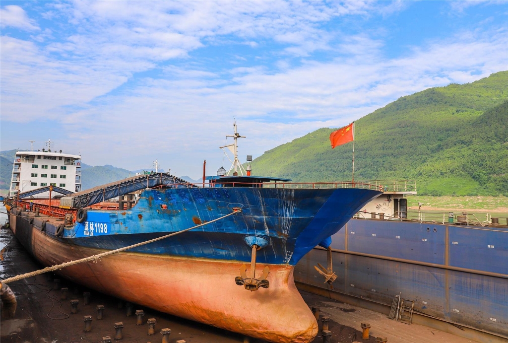 河牛复兴船务公司自建的大型船只。记者 刘冲 供图